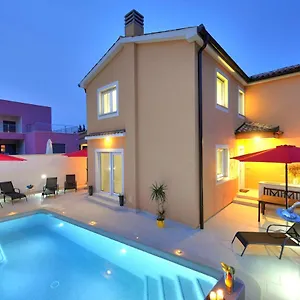 With Private Pool In Village Jadreski , Pula Kroatien